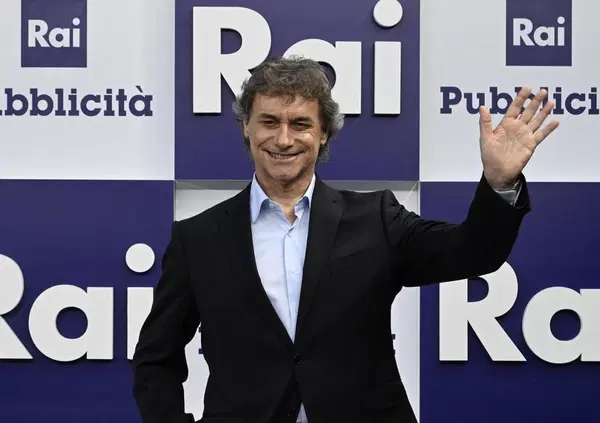 La lezione di Alberto Angela a mamma Rai: anche se &egrave; senza contratto, sgancia la puntata evento su Versailles che &egrave; gi&agrave; una nuova bomba. Ecco perch&eacute; in Rai &egrave; l'unico che merita davvero 