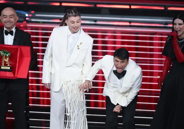 Sal Da Vinci a Sanremo era stato avvertito che avrebbe vinto? Il video di Laura Pausini che gli sussurra all&rsquo;orecchio durante la pubblicit&agrave;