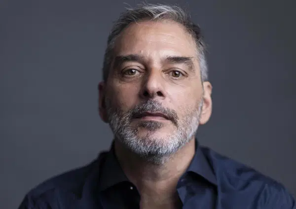 Intervista &ldquo;marcissima&rdquo; a Filippo Giardina: &ldquo;Quello che ti rende emarginato nella vita, sul palco diventa divertente&rdquo;. Sulla politica a pezzi, la guerra, il male dell&rsquo;autopromozione e la solitudine dello stand up comedian