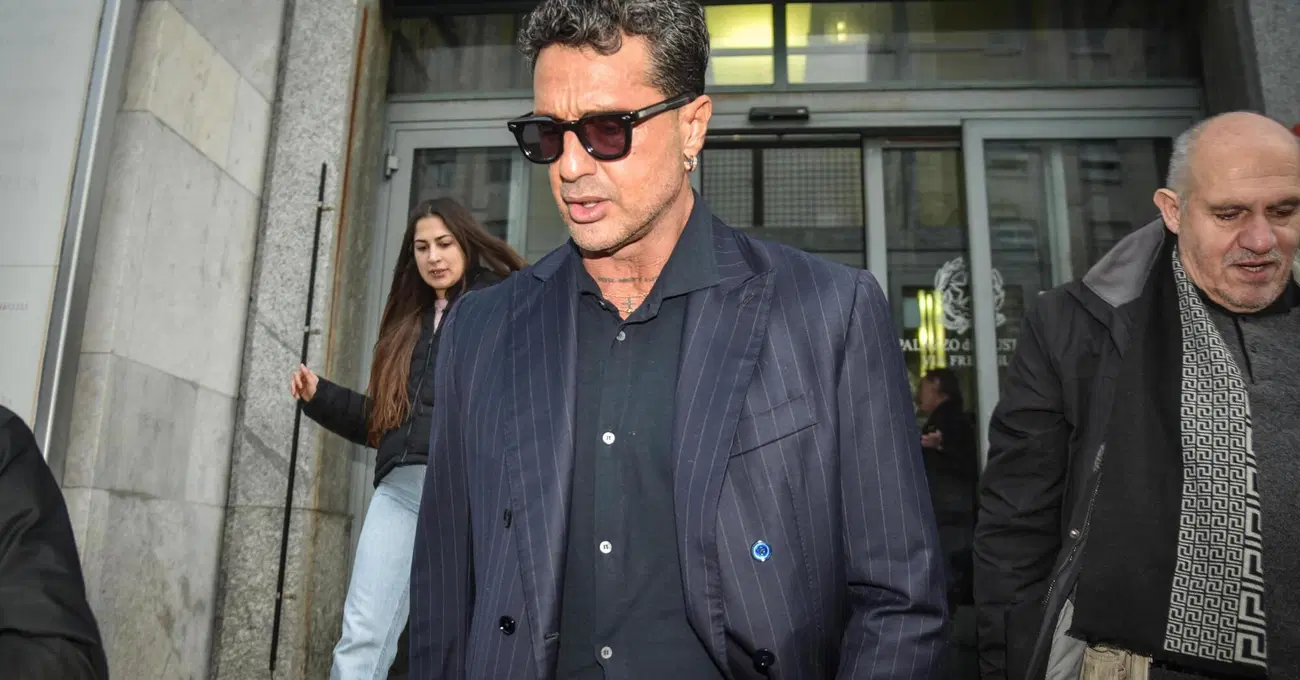 Corona a Falsissimo scarica Vannacci dopo la telefonata per farlo entrare nel partito? Parla Adinolfi: &ldquo;Far&ograve; io da mediatore, ma se continueranno a essere incompatibili dovr&ograve; sceglierne solo uno&rdquo;