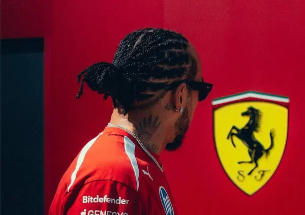 La Ferrari come una religione, la lotta con Leclerc, l&rsquo;ottavo Mondiale: Hamilton &egrave; pronto a vincere ancora? E sul suo passato ricorda: &ldquo;Mi consideravano diverso, non volevano avessi successo&rdquo;