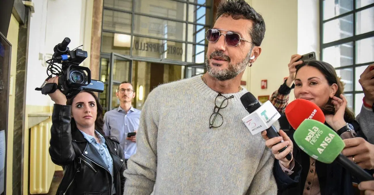 Grazie a Mediaset Fabrizio Corona &egrave; diventato un "martire" della censura: lo portano solo in tribunale senza rispondergli, gli fanno togliere i video in poche ore, ma lui diventa virale e clandestino