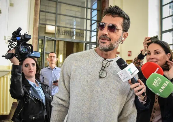 Grazie a Mediaset Fabrizio Corona &egrave; diventato un "martire" della censura: lo portano solo in tribunale senza rispondergli, gli fanno togliere i video in poche ore, ma lui diventa virale e clandestino