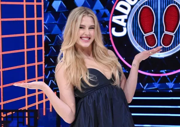 Chi &egrave; Isobel Kinnear, la ragazza terrorizzata in un'auto a Scherzi a parte? La tv, la scuola di Maria De Filippi fino a valletta di Max Giusti