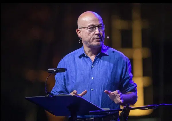 Aldo Cazzullo asfalta Sal Da Vinci dopo Sanremo: &ldquo;Per sempre s&igrave;? Potrebbe essere la colonna sonora di un matrimonio della camorra o di una canzone di Checco Zalone&rdquo;