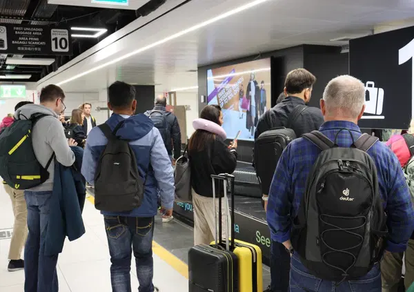 La Farnesina ha pochi giorni per evacuare 30mila italiani dagli Emirati Arabi prima che finiscano le munizioni per difenderli dai missili iraniani