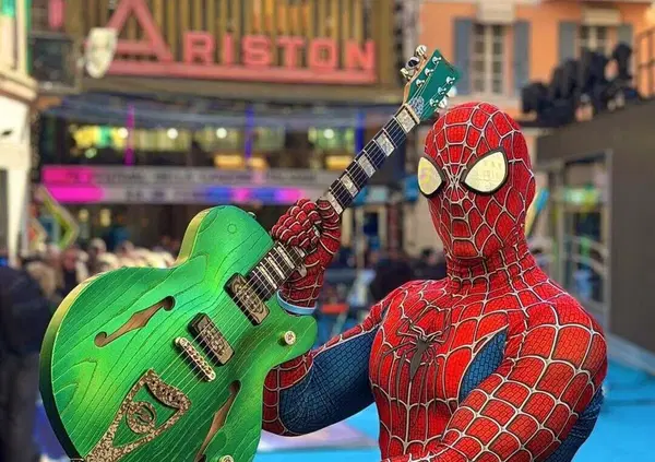 [VIDEO] Mattia Villardita, Spider-Man tra le corsie degli ospedali: &ldquo;Ho subito diversi interventi chirurgici, poi mi sono comprato un costume per i bambini&rdquo;