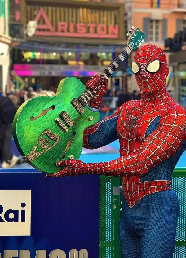 [VIDEO] Mattia Villardita, Spider-Man tra le corsie degli ospedali: &ldquo;Ho subito diversi interventi chirurgici, poi mi sono comprato un costume per i bambini&rdquo;