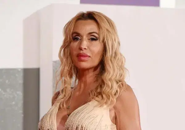 Nino Frassica asfalta Valeria Marini dopo l&rsquo;imitazione a Sanremo: lei pretende delle scuse ma lui le ricorda quando rideva in diretta a &ldquo;Che tempo che fa&rdquo;