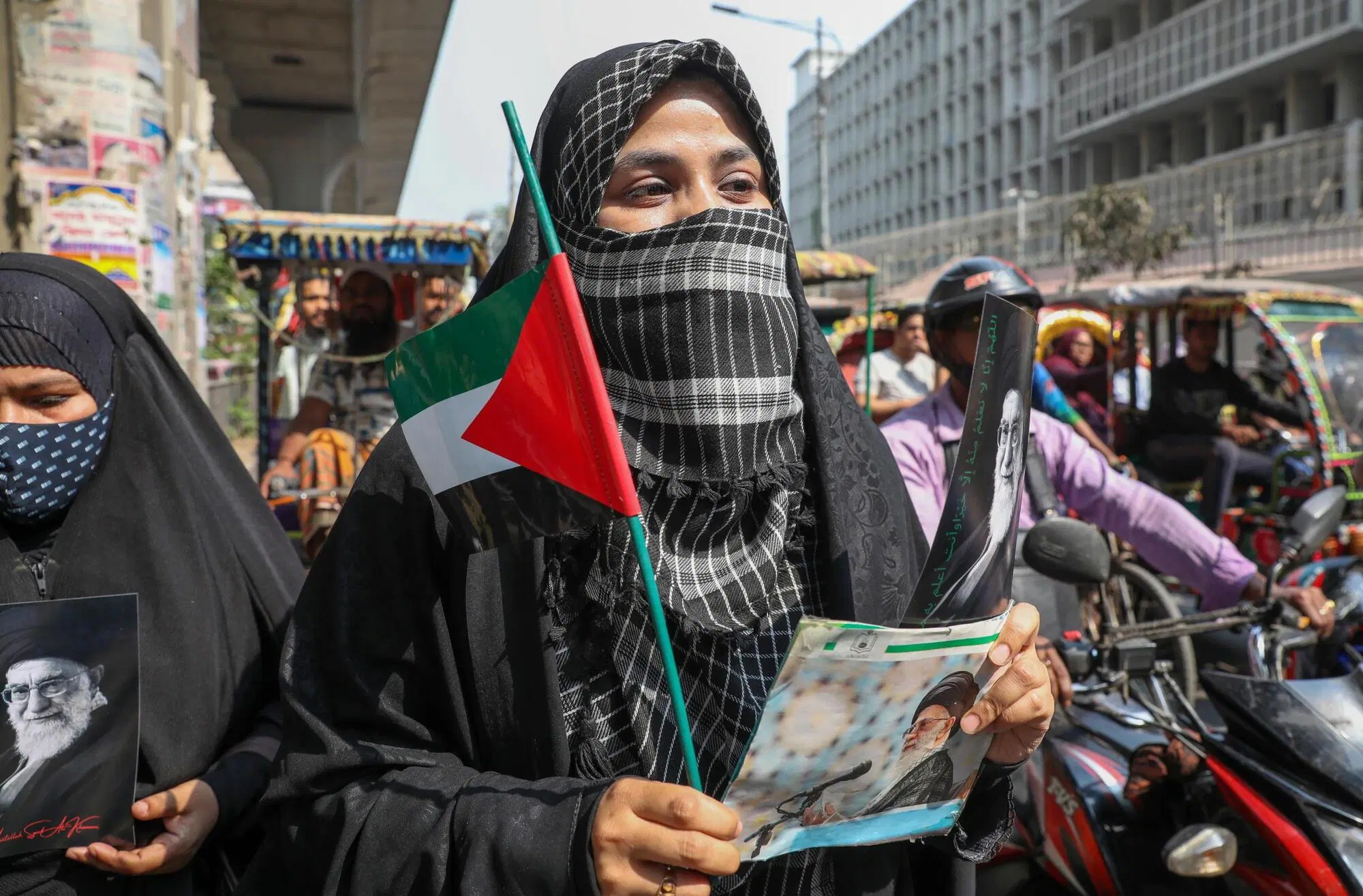 Proteste a Dhaka per l'uccisione di Khamenei Ansa