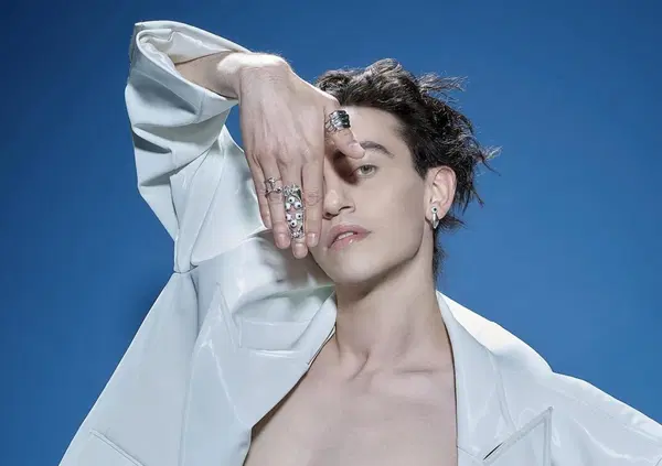 Spalmarsi la faccia di crema per le emorroidi &egrave; il segreto di bellezza dello star system italiano? A quanto pare s&igrave;, lo racconta Michele Bravi