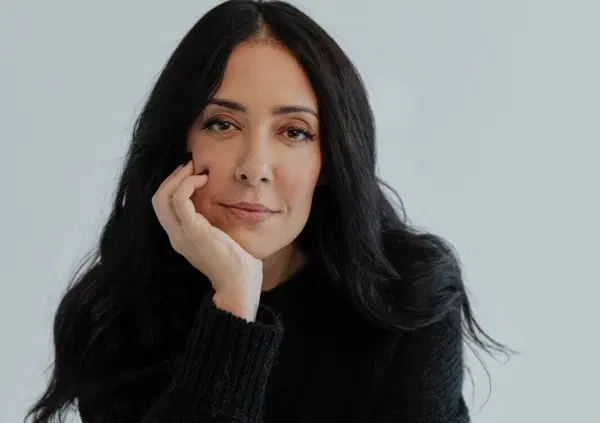 Sofia Fabiani &egrave; Cucinare Stanca: &ldquo;Ecco perch&eacute; dobbiamo smontare i miti della cucina&rdquo;. Il cibo come linguaggio per la politica e il suo nuovo libro