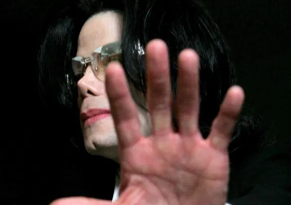 Il retroscena dietro la foto di Michael Jackson e una delle presunte vittime di cui tutti stanno parlando. I Cascio accusano il cantante di abusi sessuali e una fonte vicino alla &ldquo;vera famiglia&rdquo; del re del pop ci ha raccontato tutta la storia dall&rsquo;inizio