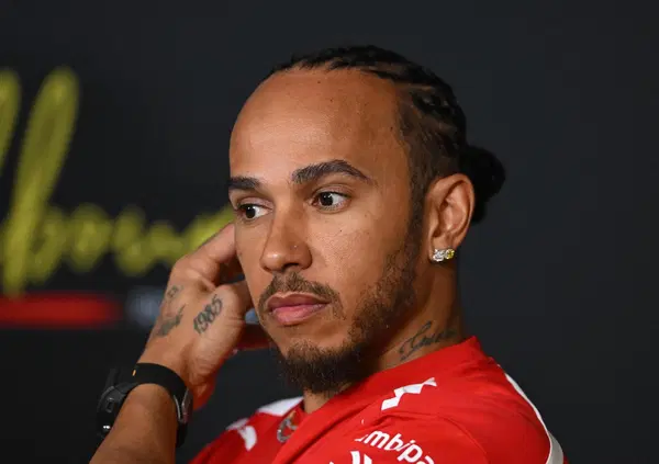 Lewis Hamilton a Melbourne? Demolisce ancora la nuova F1: &ldquo;Alziamo il piede e facciamo lift and coast, la potenza non arriva quando serve&rdquo;. E su Mercedes &egrave; categorico