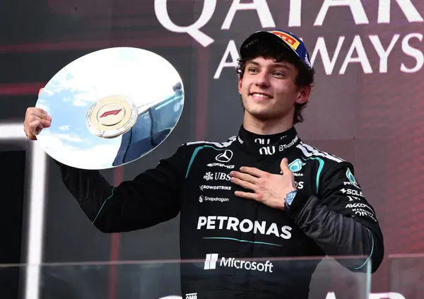 Kimi Antonelli sogna con questa Mercedes, ma cos&rsquo;&egrave; successo in partenza? &ldquo;La macchina non rispondeva, mi sono spaventato&rdquo;. E Wolff punge Ferrari sulla strategia