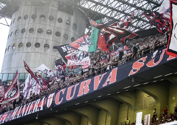 Gli ultras della curva Sud del Milan ci mettono solo la voce nel derby con l&rsquo;Inter: &ldquo;Senza coreografia, striscioni e bandiere. Sovrastiamo le nullit&agrave;&rdquo;. E &ldquo;Pacio&rdquo; Pacini attacca la societ&agrave;