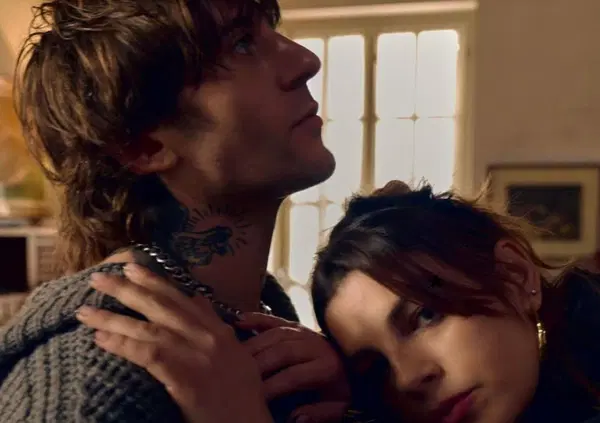 &ldquo;Vacci piano&rdquo;: ma loro no. Emma e Rkomi lanciano una ballad d&rsquo;amore in anteprima ad Amici di Maria De Filippi 