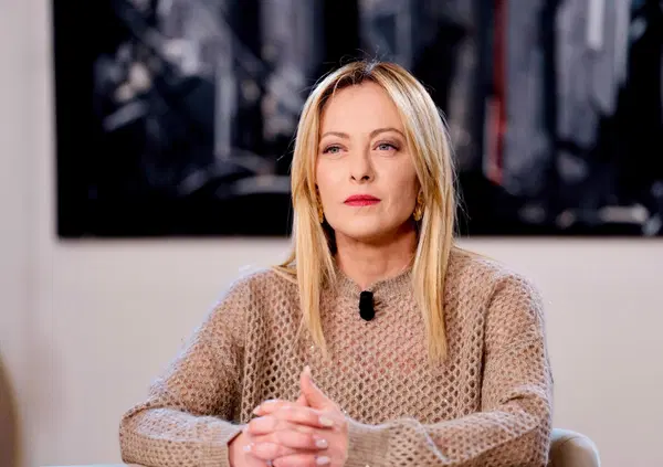 Giorgia, ecco la ricetta per far vincere il s&igrave; al referendum: parla meno della riforma e pi&ugrave; della guerra in Iran promettendo tagli sulle accise della benzina e unisci il tutto all'ingrediente segreto...