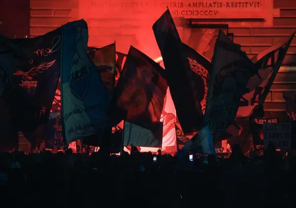 L&rsquo;assedio dei tifosi della Lazio all&rsquo;Olimpico: &ldquo;Contro il Milan una scenografia monumentale&rdquo;. E gli ultras ricordano la storia a Lotito: &ldquo;Vincenzo Paparelli e Gabriele Sandri, legati dall&rsquo;amore per questo club&rdquo;