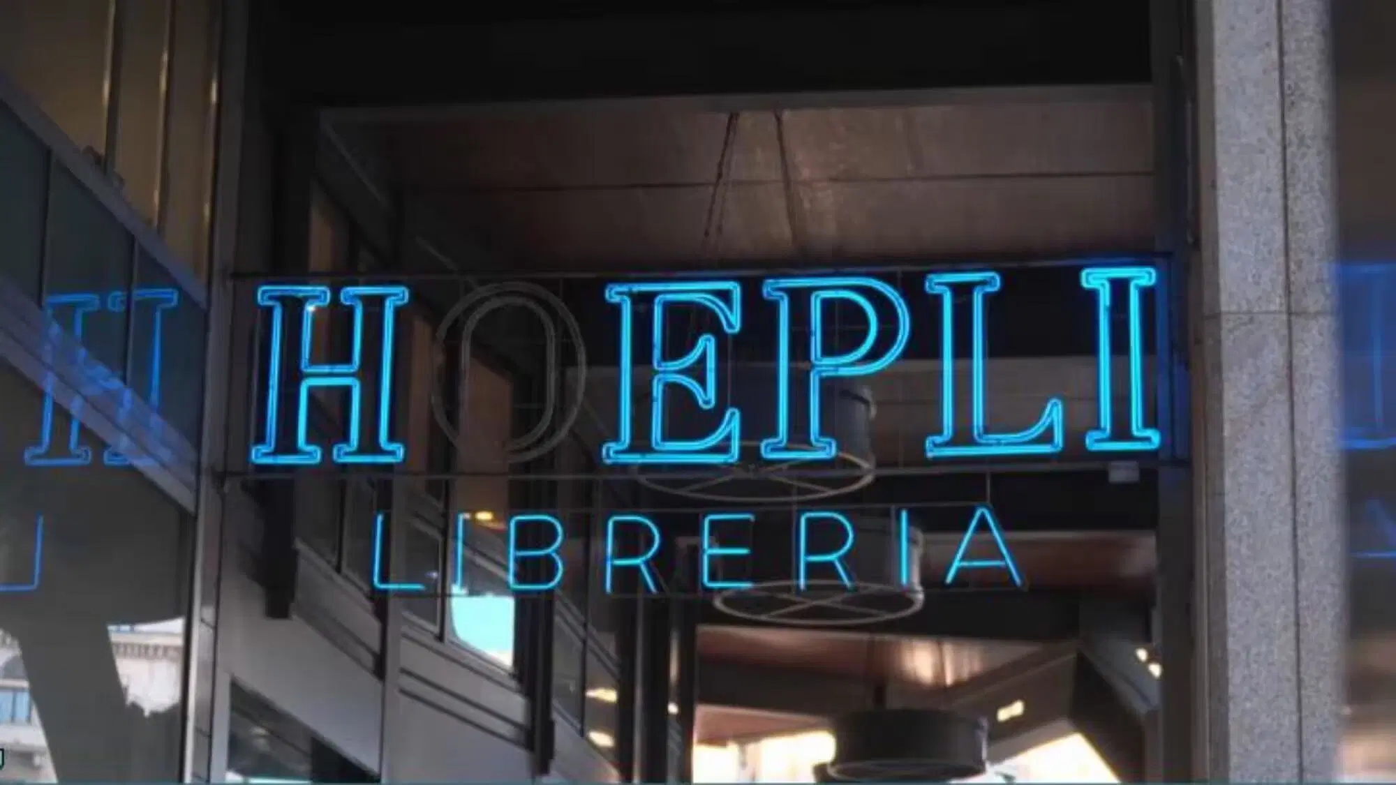 Chude la libreria Hoepli di Milano, una delle pi&ugrave; antiche e grandi