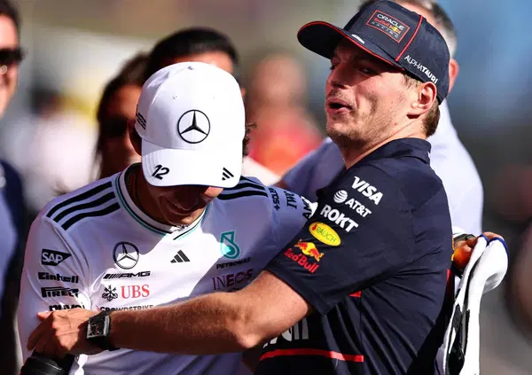 &ldquo;Antonelli? Spero possa lottare per il Mondiale&rdquo;: Verstappen in Cina incorona Kimi, poi (ri)battezza la F1 del 2026. E l&rsquo;italiano gli risponde parlando di sogni e gare insieme