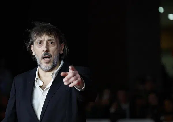 Ceccherini difende Signorini e attacca Corona: "&Egrave; simpatico ma vuole solo fare soldi. Queste cose sono sempre successe, ma tra uomo e donna". E su Pucci... 