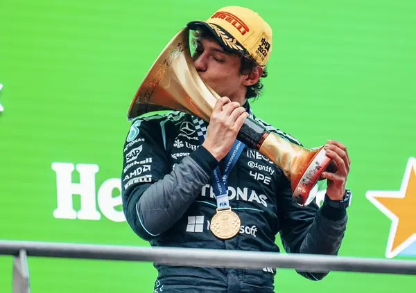 Lacrime e emozioni, Kimi Antonelli domina in Cina e vince come i pi&ugrave; grandi della storia, riportando l&rsquo;Italia in alto vent&rsquo;anni dopo. E sul podio c&rsquo;&egrave; anche Lewis Hamilton
