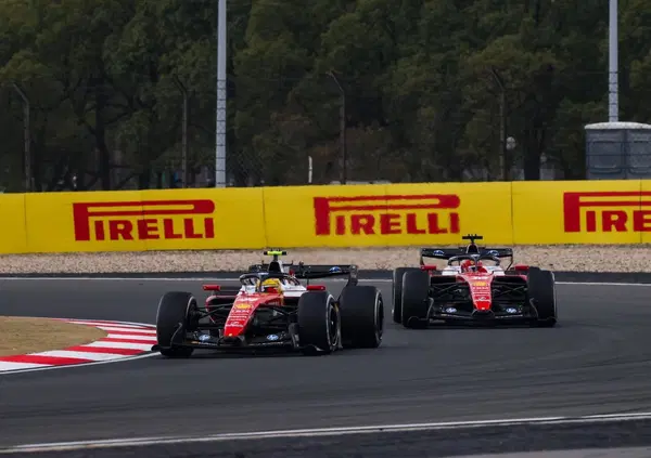 In Cina Ferrari d&agrave; una lezione a tutti quanti, con Hamilton e Leclerc che se le danno come negli anni d&rsquo;oro del circus: &ldquo;Lotta dura, ma corretta&rdquo;. E Sir Lewis applaude Antonelli 