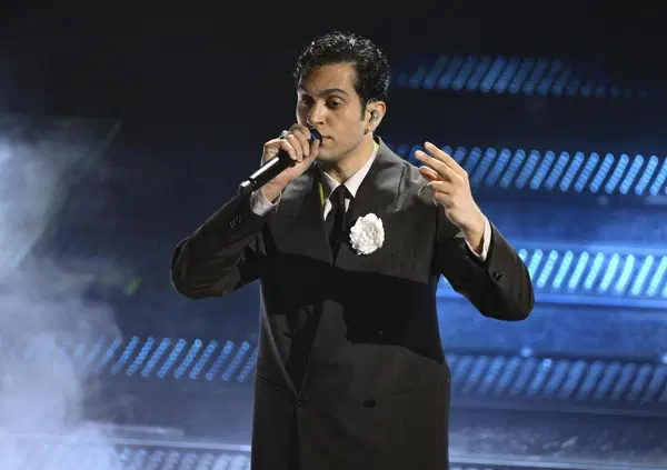 Mahmood "perseguitato"? No, &egrave; solo che non sa fare le interviste (ma il suo team di comunicazione era gi&agrave; in Spagna?)