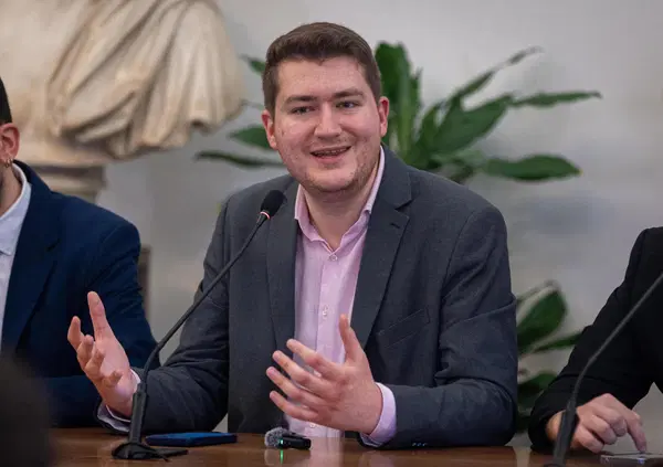 Polemica sul deputato di Fratelli d&rsquo;Italia che invoca il sistema clientelare, ma in Italia l&rsquo;unico che lo combatte davvero &egrave; Matteo Hallissey dei Radicali: &ldquo;Tutti i partiti si mettano una mano sulla coscienza&rdquo;