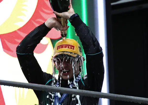 Kimi Antonelli come Ayrton Senna: dopo la vittoria in Cina i social impazzano tra date, numeri e somiglianze. Ma tutto bene?