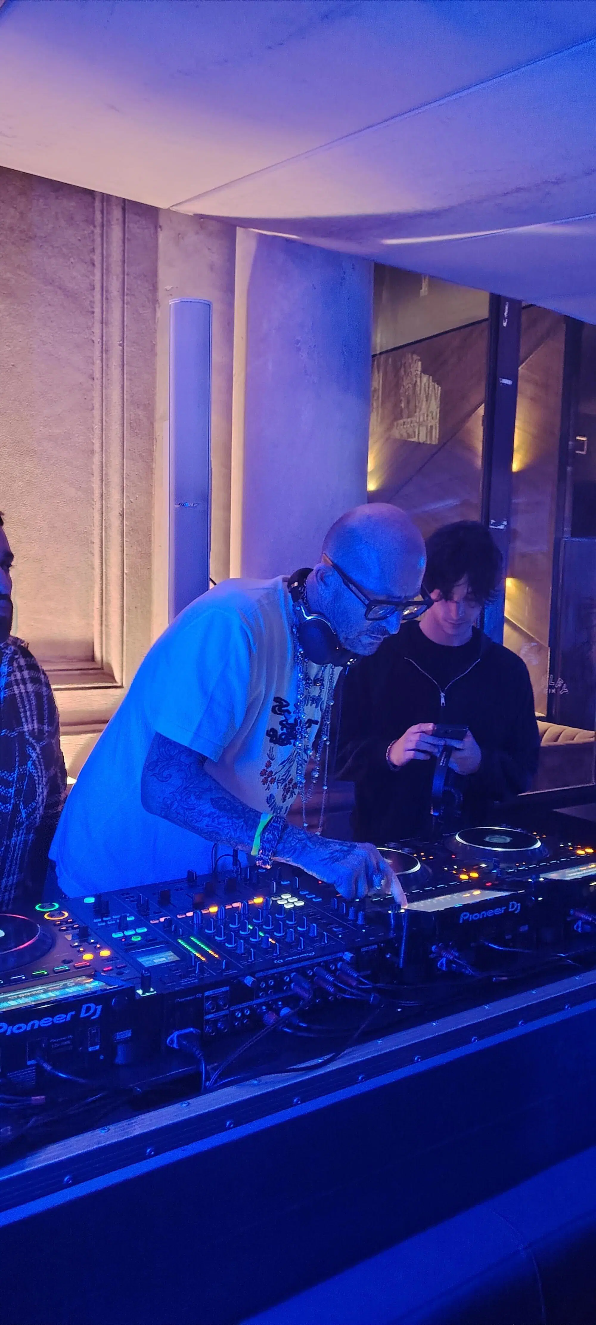 Giacomo Maiolini durante il suo dj set in Terrazza Duomo