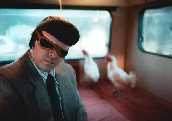 Da Tony Pitony a Banksy, la corsa a smascherare la gente ci permette di tenere addosso la maschera dell&rsquo;intelligenza e del disincanto. Ma la verit&agrave; &egrave; che non sappiamo pi&ugrave; goderci lo spettacolo