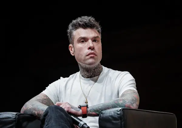Fedez risponde alle critiche dei giornalisti (e di Floris) per la Meloni a Pulp Podcast. Signori, ma se le domande alla Presidente del Consiglio non le fanno nemmeno i giornalisti in tv, perch&eacute; le pretendiamo da lui?