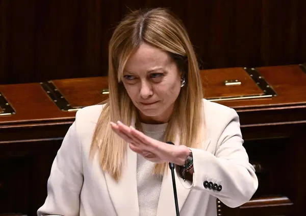 Il referendum va a benzina? A due giorni dal voto sulla separazione delle carriere Giorgia Meloni si accorge del prezzo del carburante e taglia le accise (ma tu guarda il caso)