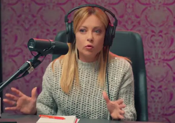 Qual &egrave; la maglia sbrilluccicante di Giorgia Meloni a &ldquo;Pulp Podcast&rdquo;?