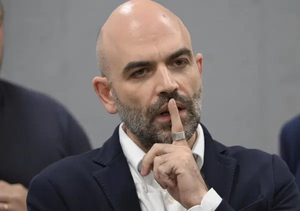 Ma cosa sa Roberto Saviano su Inter e &lsquo;ndrangheta in curva Nord? &ldquo;Beretta conserva i segreti, siamo solo al primo atto. Per i rapporti con mafia e ultras i nerazzurri meritano di retrocedere&rdquo;