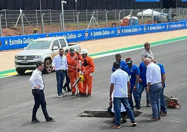 Signori, siamo alla follia: a Goiania si &egrave; aperta una voragine sul rettilineo, Sprint della MotoGP a rischio. Saltano Moto2 e Moto3