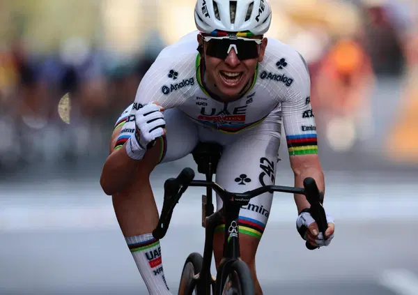Pogacar &egrave; onnipotente. Alla Milano-Sanremo cade, si strappa la maglia iridata e poi si prende tutto nella vittoria di rabbia che sfata i tab&ugrave; del ciclismo