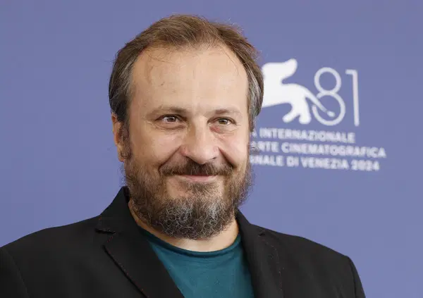 Il comico Montanini augura la morte a chi vota S&igrave; e la destra si indigna: ma non erano loro che difendevano la libert&agrave; di satira di Pucci accusato di omofobia?