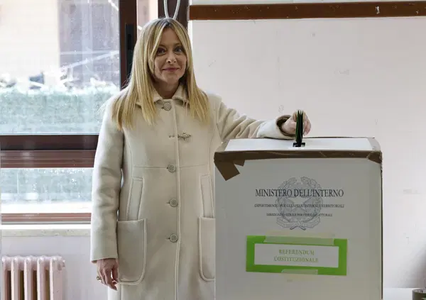 Tuta di Chiara Ferragni, siepe di Homer Simpson e una Costituzione intatta: disciamo che Giorgia Meloni non ci ha capito una mazza dell&rsquo;Italia di oggi