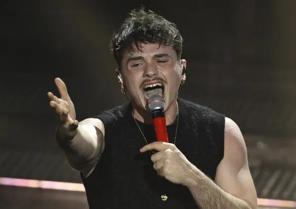 Olly e il fanatismo live, dai gesti equivoci e i pianti alle frasi nonsense. E sui social arrivano gli haters