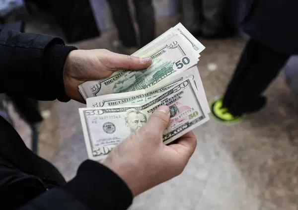 La vera guerra contro l&rsquo;Iran &egrave; finanziaria. C&rsquo;entrano il dollaro e il petrolio: abbiamo letto il libro che (10 anni fa) anticipava il piano degli Usa in Medio Oriente