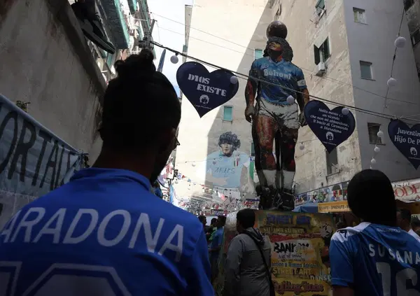 Maradona, la Camorra, il calcio, la coca. Com'&egrave; &ldquo;La giusta distanza&rdquo; di Saviano su La7? La storia di un Dio e di un Re della mafia nella Napoli dei clan