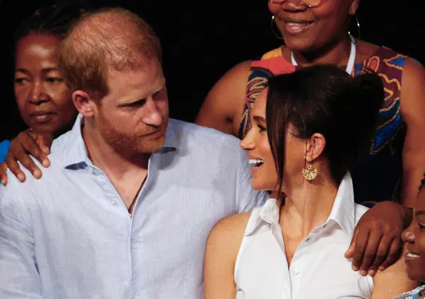 Meghan e Harry, trovatevi un lavoro: &egrave; in arrivo un'altra serie flop su Netflix. I due reucci ci interessano solo quando sparlano dei Windsor (e i prossimi sono Brooklyn Beckham e moglie)