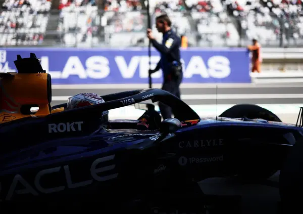 Con un&rsquo;auto stradale a Suzuka si potrebbe andare pi&ugrave; veloce che con una F1? Beh, a vedere il video di Verstappen piantato in uno dei punti pi&ugrave; leggendari del calendario&hellip;