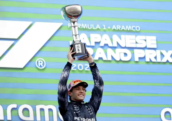 Kimi Antonelli a Suzuka? Uno spettacolo: vince, demolisce Russell e ora pu&ograve; sognare (davvero) il Mondiale. La Ferrari? Sorride con le &ldquo;palle d&rsquo;acciaio&rdquo; di Leclerc