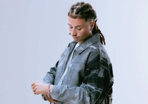 Ma &egrave; Sayf o Fabrizio Corona? Il rapper lancia il suo nuovo album &ldquo;Santissimo&rdquo; e imita il boss di &ldquo;Falsissimo&rdquo; (meglio di Fiorello?)