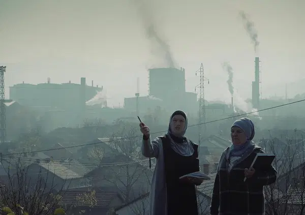 &ldquo;Il cielo sopra Zenica&rdquo;. La citt&agrave; che ospita l&rsquo;Italia per i playoff Mondiali racconta una storia pi&ugrave; importante del calcio: l&rsquo;acciaieria ArcelorMittal e la lotta di chi non accetta di morire per il lavoro