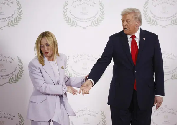 Ma l'Italia si sta &ldquo;smarcando&rdquo; dagli Stati Uniti? Cosa c'&egrave; dietro la strategia di Meloni (che copia Sanchez) e perch&eacute; Trump &ldquo;presenter&agrave; il suo conto&rdquo; al governo